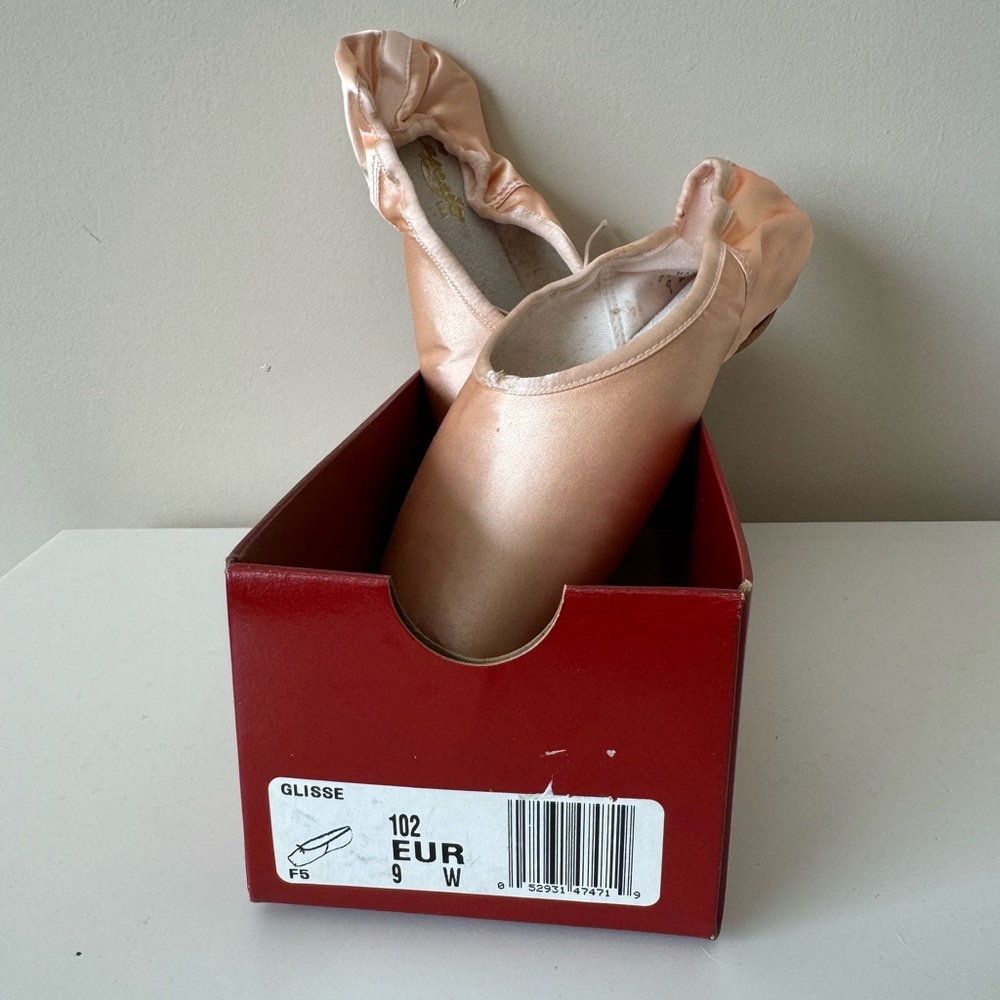 Capezio pointe shoes size 9